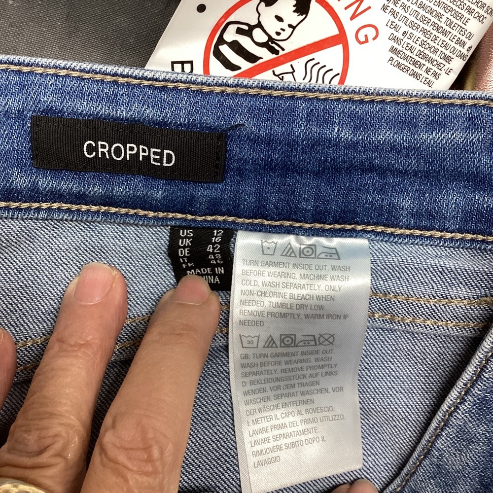 Susan Graver Cropped straight leg jeans medium blue Size 12 frayed rounded hem - Picture 8 of 8